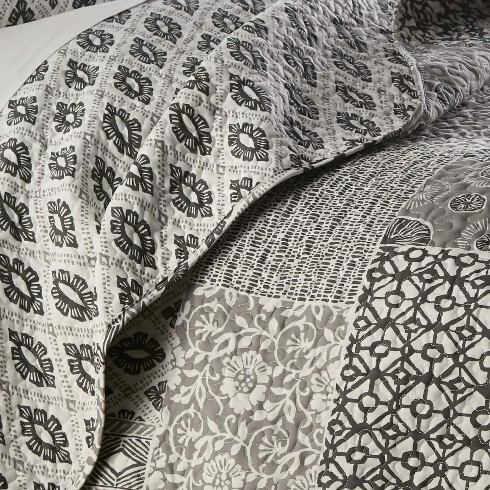 Global Patchwork Quilt Set