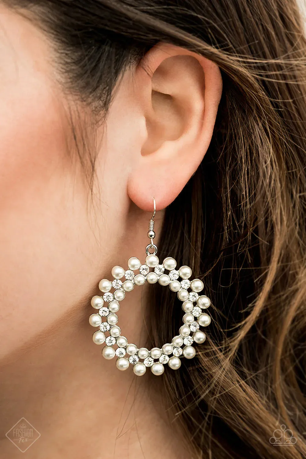 Paparazzi Accessories - Fiercely 5th Avenue #FFA-0420 -  Fashion Fix White Necklace April 2020