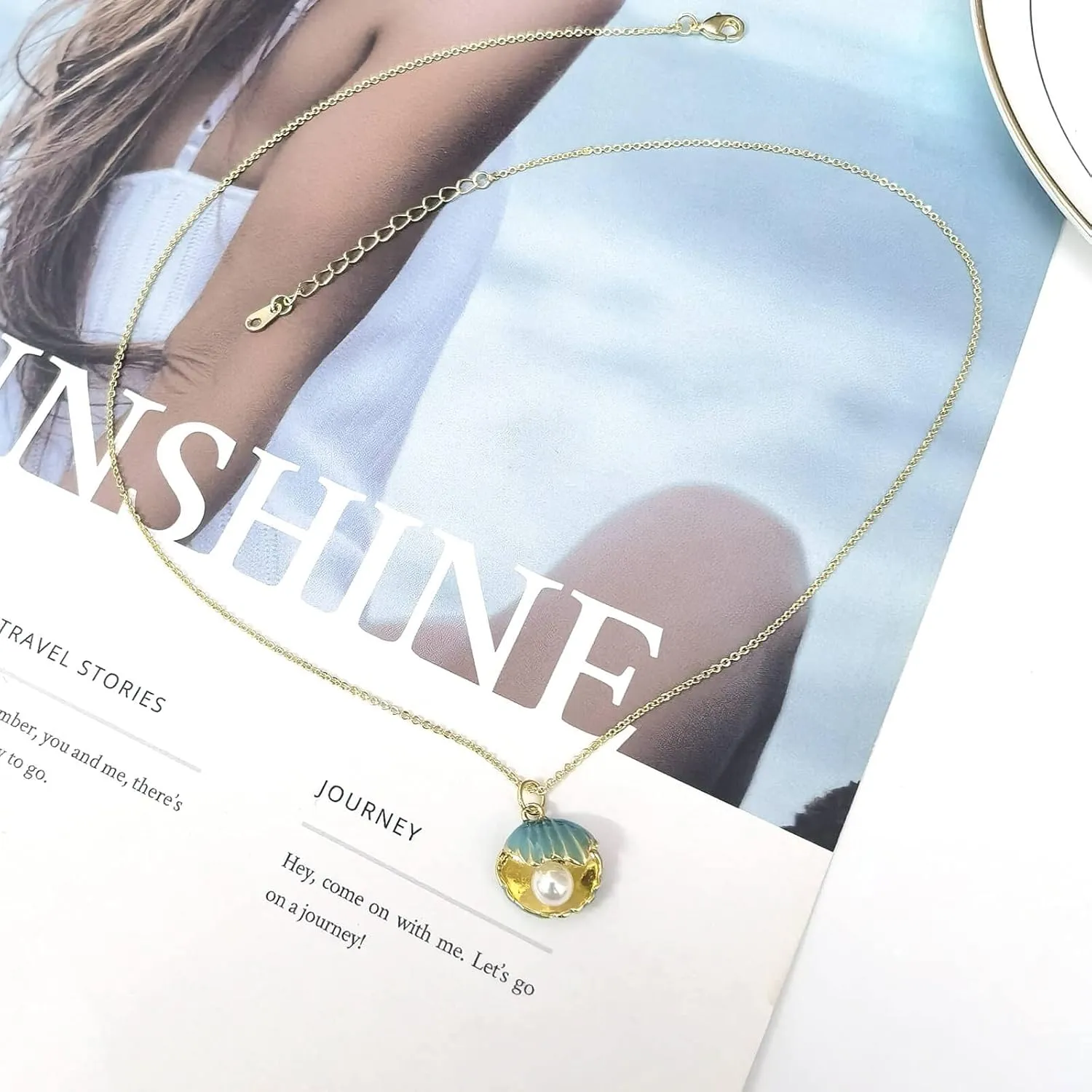 Seashell Pendant Necklace for Women, Trendy Small Green Pink Seashell Pearl Pendant Necklace, Gold Tone Cute Clamshell Necklace for Women, Beach Seashore Jewelry for Women Bohemian