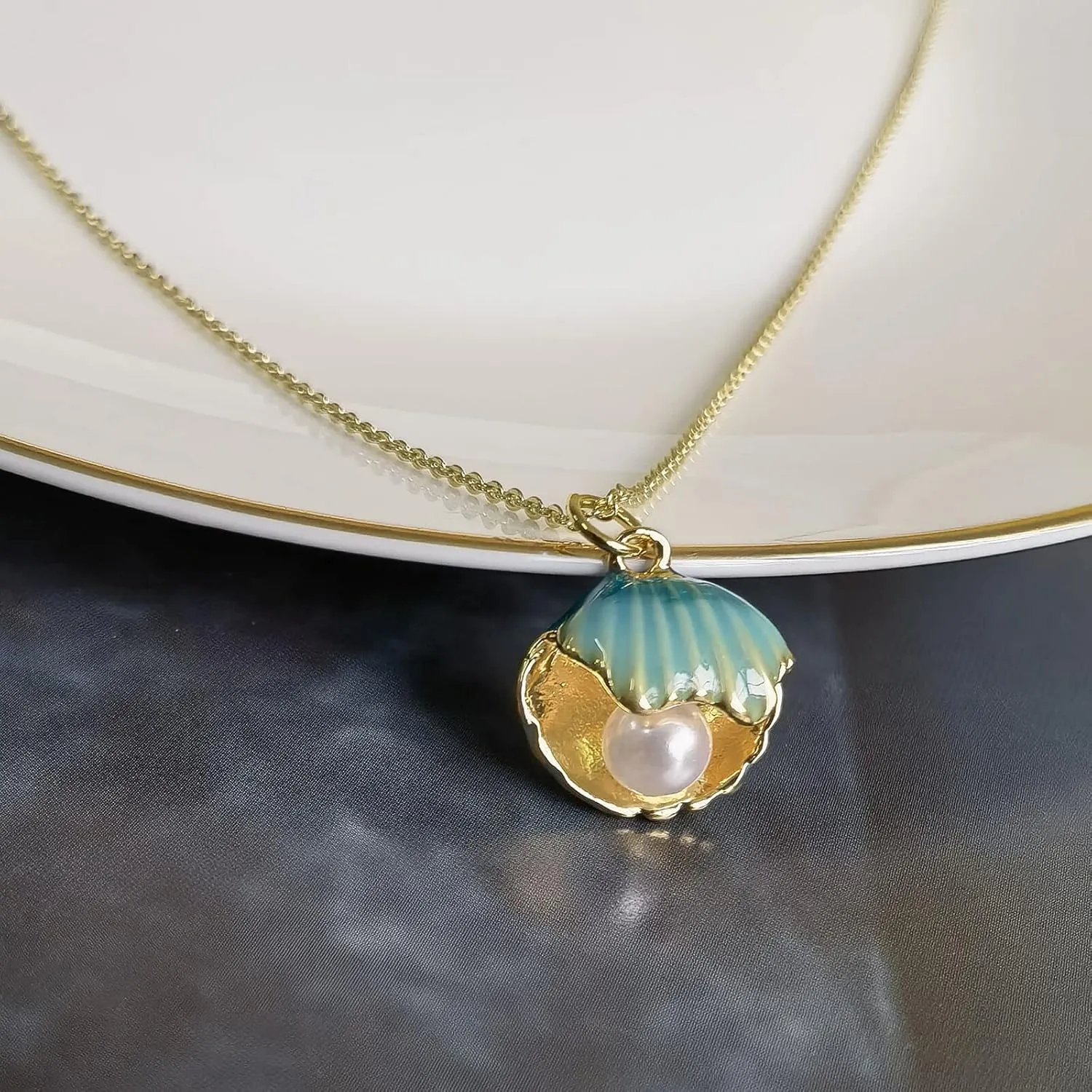 Seashell Pendant Necklace for Women, Trendy Small Green Pink Seashell Pearl Pendant Necklace, Gold Tone Cute Clamshell Necklace for Women, Beach Seashore Jewelry for Women Bohemian
